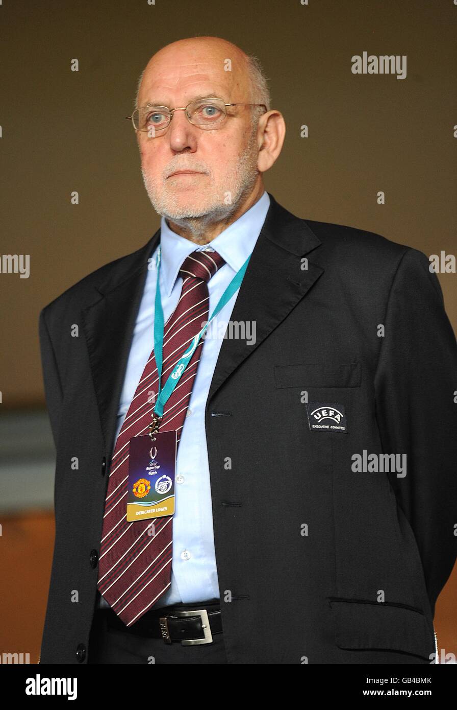 Fußball - UEFA Super Cup Final - Manchester United / Zenit St Petersberg - Stade Louis II. Der Vorsitzende der englischen Fußballvereinigung (FA) Geoff Thompson beobachtet das Spiel von der Tribüne aus Stockfoto
