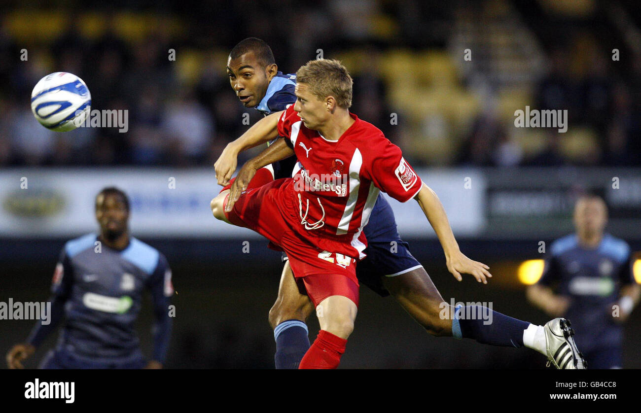 Kevin Betsy von Southend United und Jason Demetriou von Leyton Orient kämpfen während des Johnstone's Paint Trophy-Spiels in Roots Hall, Southend, um einen Ball in der Luft. Stockfoto