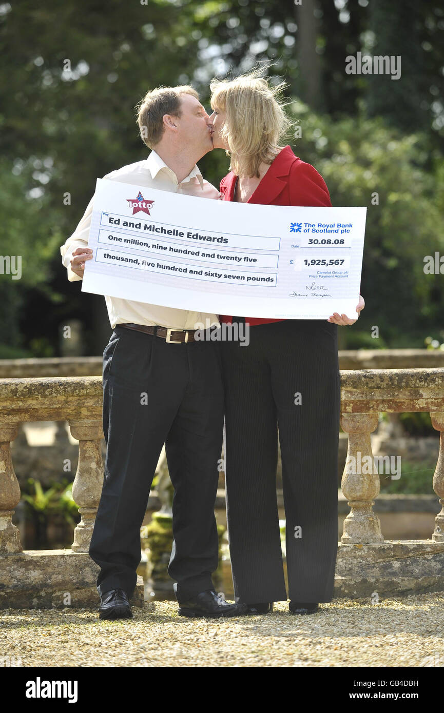 Das kürzlich verheiratete Paar Ed Edwards, 43, und Michelle Edwards, 39, aus Yeovil gewann am Samstag, 30. August 2008 einen Anteil von 1,925,567 am Lotto Jackpot. Stockfoto