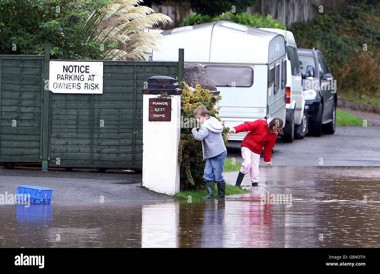 ALTERNATIVE ERNTE EINE allgemeine Ansicht der Bewohner auf einer überfluteten Straße nach den jüngsten starken Regenfällen in der Hereford-Gegend. Stockfoto