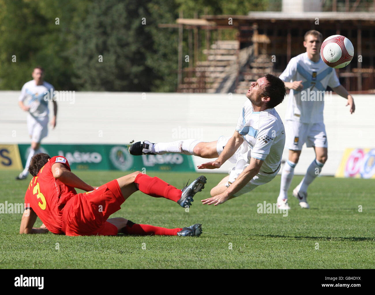 Der schottische Graham Alexander wird während des WM-Spiels der Qualifying Group Nine im City Stadium in Skopje, Mazedonien, von dem Mazedonier Robert Petrov herausgefordert. Stockfoto