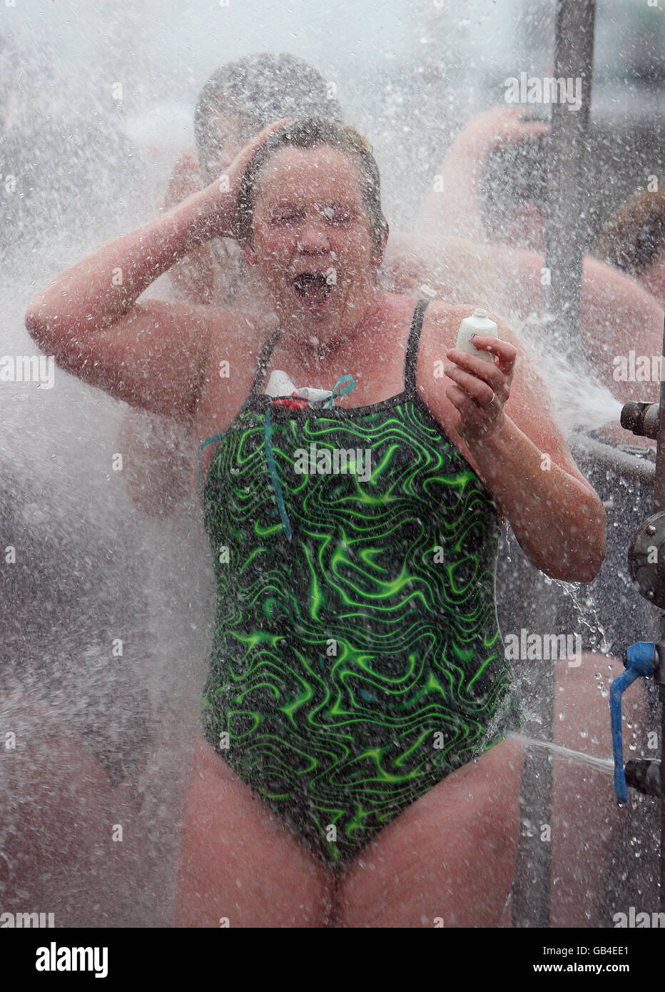 Schwimmen - Jährliche Liffey-Schwimmen. Ein Teilnehmer duscht sich nach der Teilnahme am jährlichen Liffey Swim in Dublin. Stockfoto