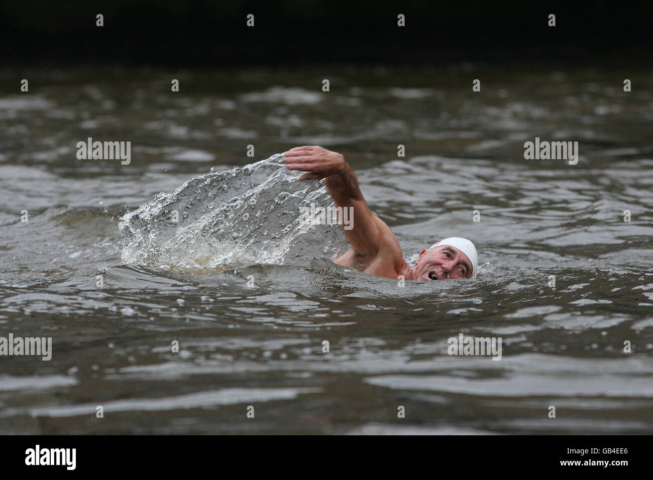 Schwimmen - Jährliche Liffey-Schwimmen. Ein Teilnehmer duscht sich nach der Teilnahme am jährlichen Liffey Swim in Dublin. Stockfoto