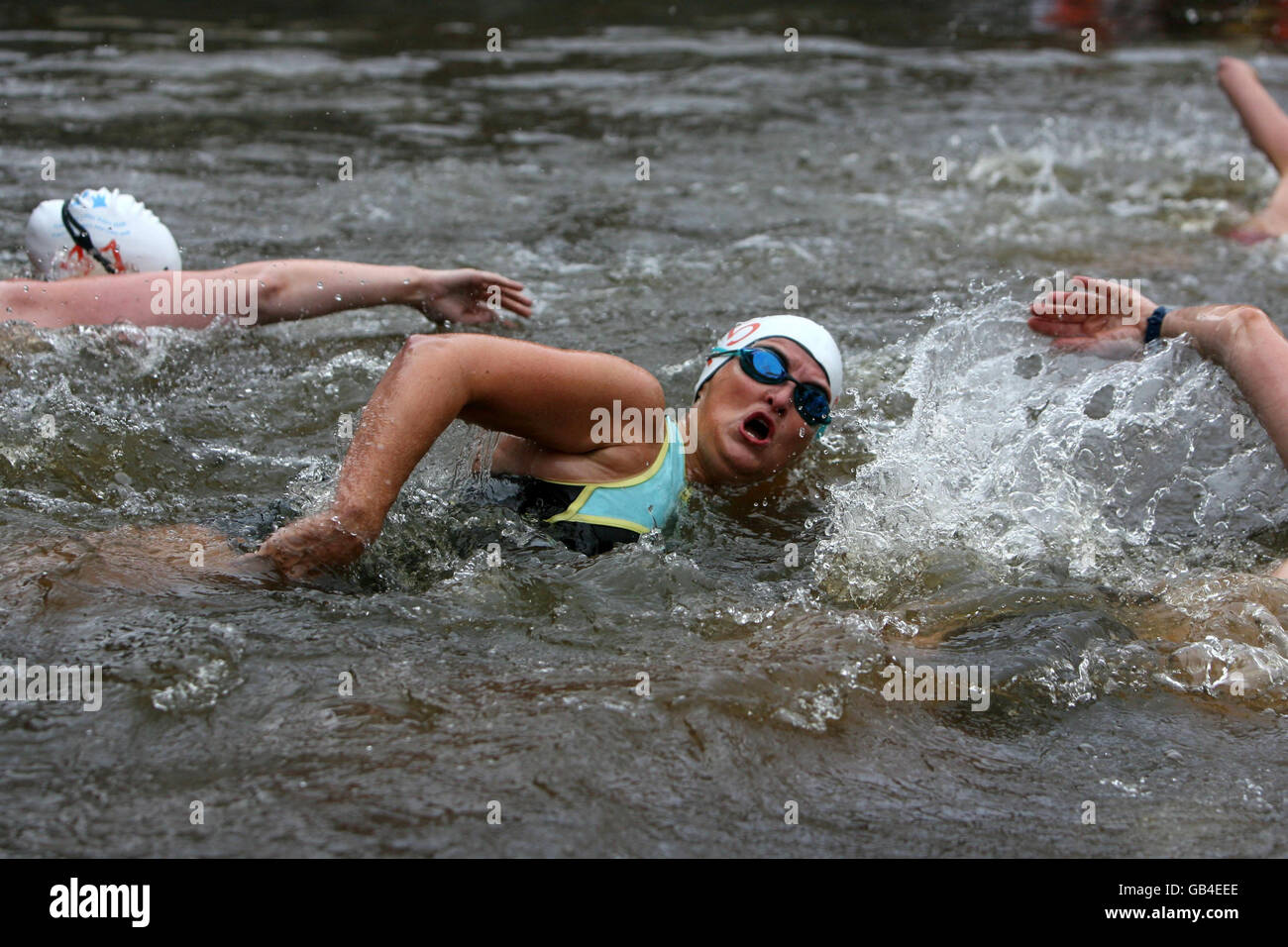 Schwimmen - Jährliche Liffey-Schwimmen. Ein Teilnehmer nimmt am jährlichen Liffey Swim in Dublin Teil. Stockfoto