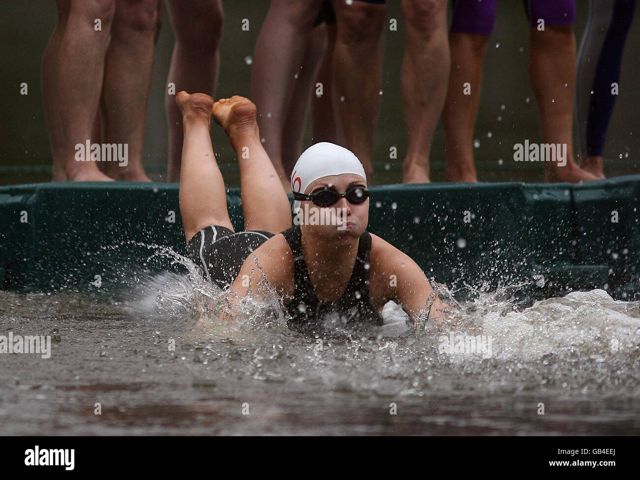 Ein Teilnehmer nimmt am jährlichen Liffey Swim in Dublin Teil. Stockfoto