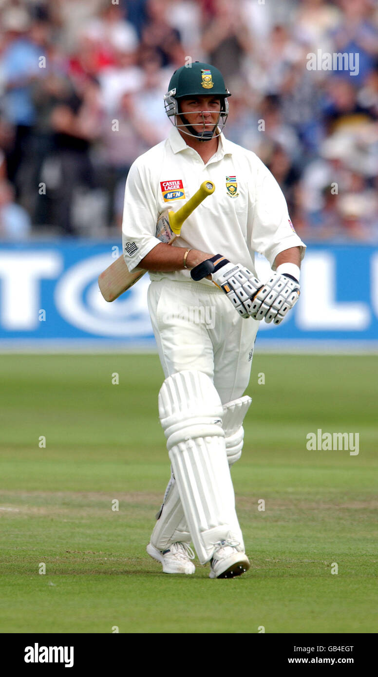 Cricket - npower Third Test - England / Südafrika. Der Südafrikaner Jacques Kallis kehrt zum Pavillon zurück, nachdem er 27 von dem englischen James Anderson geduckt wurde Stockfoto