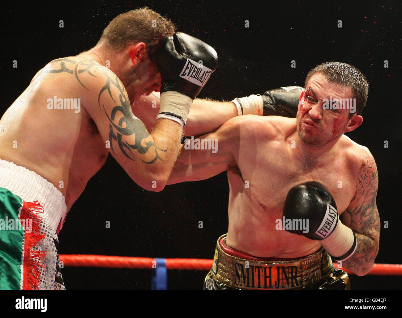 Paul Smith (rechts) in Aktion mit Danny Thornton während ihres Middleweight-Wettbewerbs in der Manchester Evening News Arena, Manchester. Stockfoto