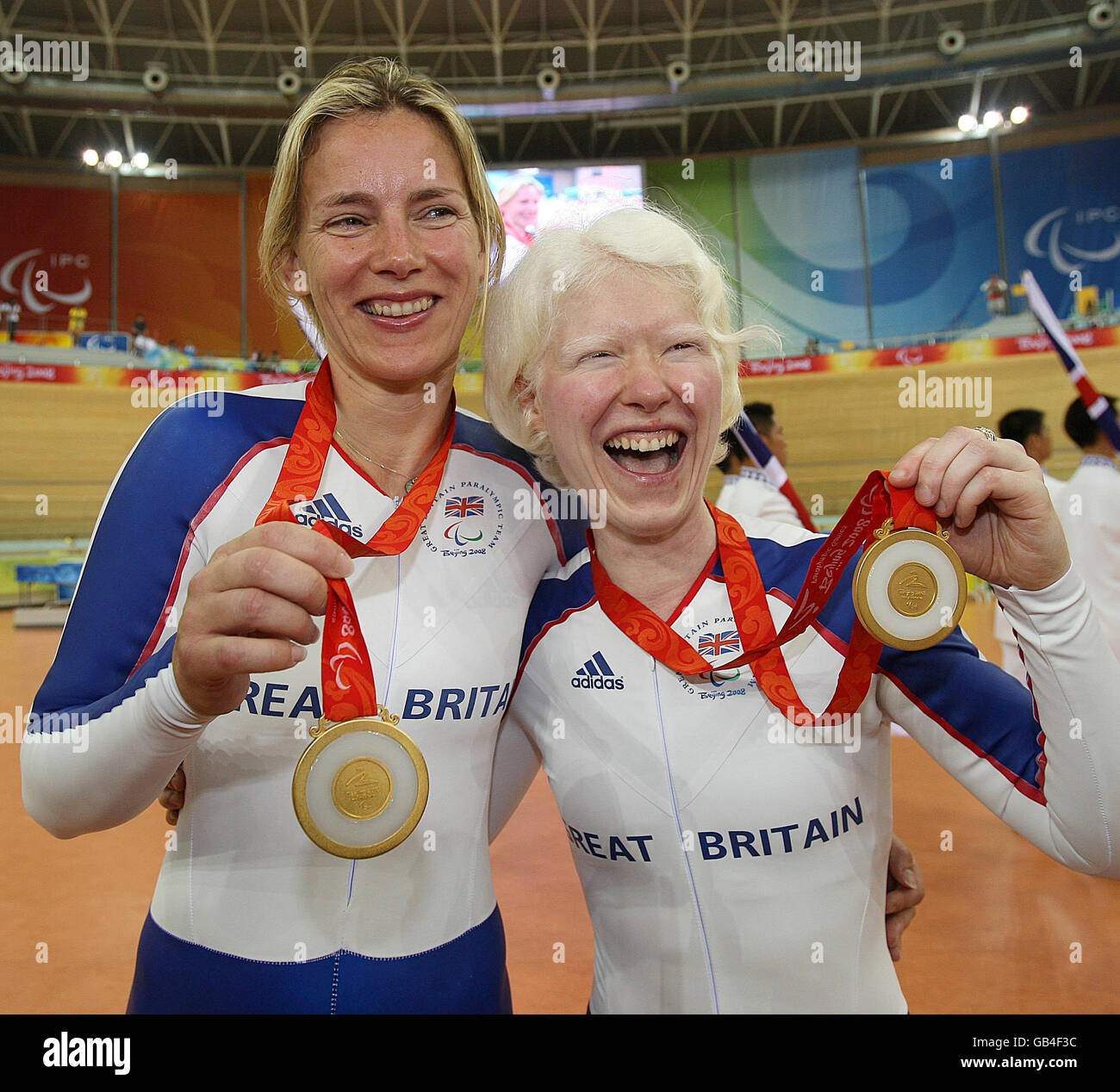Das britische Tandem-Paar Aileen McGlynn und Ellen Hunter (links) feiern, nachdem es bei den Paralympischen Spielen in Peking 2008 in China beim 1-Kilometer-Zeitfahren der Frauen im Laoshan Velodrome Gold gewonnen hat. Stockfoto