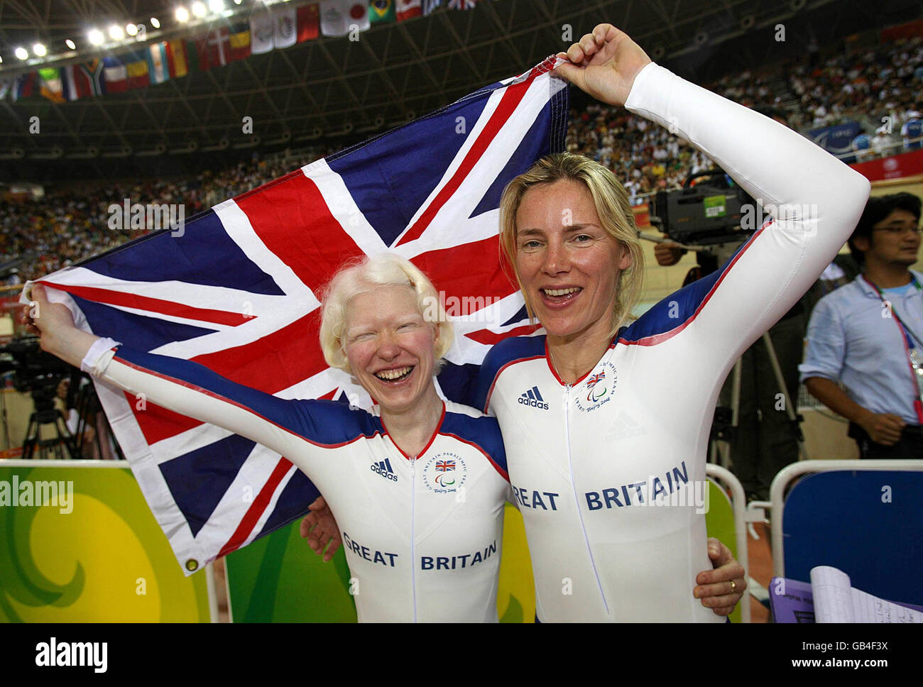 Das britische Tandem-Paar Aileen McGlynn (links) und Ellen Hunter feiern, nachdem es bei den Paralympischen Spielen in Peking 2008 in China beim 1-Kilometer-Zeitfahren der Frauen im Laoshan Velodrome Gold gewonnen hat. Stockfoto