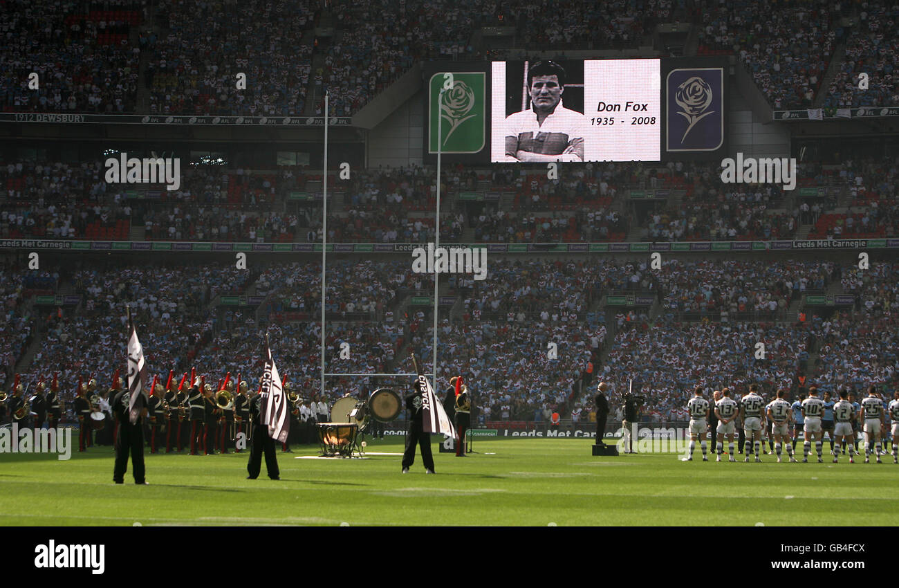 Die Spieler des Hull FC stehen für einen Moment der Stille mit Die Band vor dem Auftakt in Erinnerung an das ehemalige Rugby league Great Don Fox Stockfoto