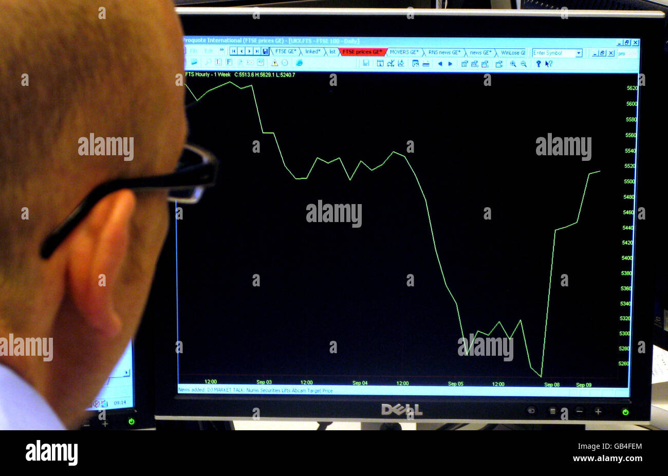 Ein Büroangestellter sieht sich eine Grafik des FTSE 100-Index an, nachdem der normale Aktienhandel wieder aufgenommen wurde, nachdem ein Computeranfall an der Londoner Börse den größten Teil des gestrigen Geschäfts ausgelöscht hatte. Stockfoto