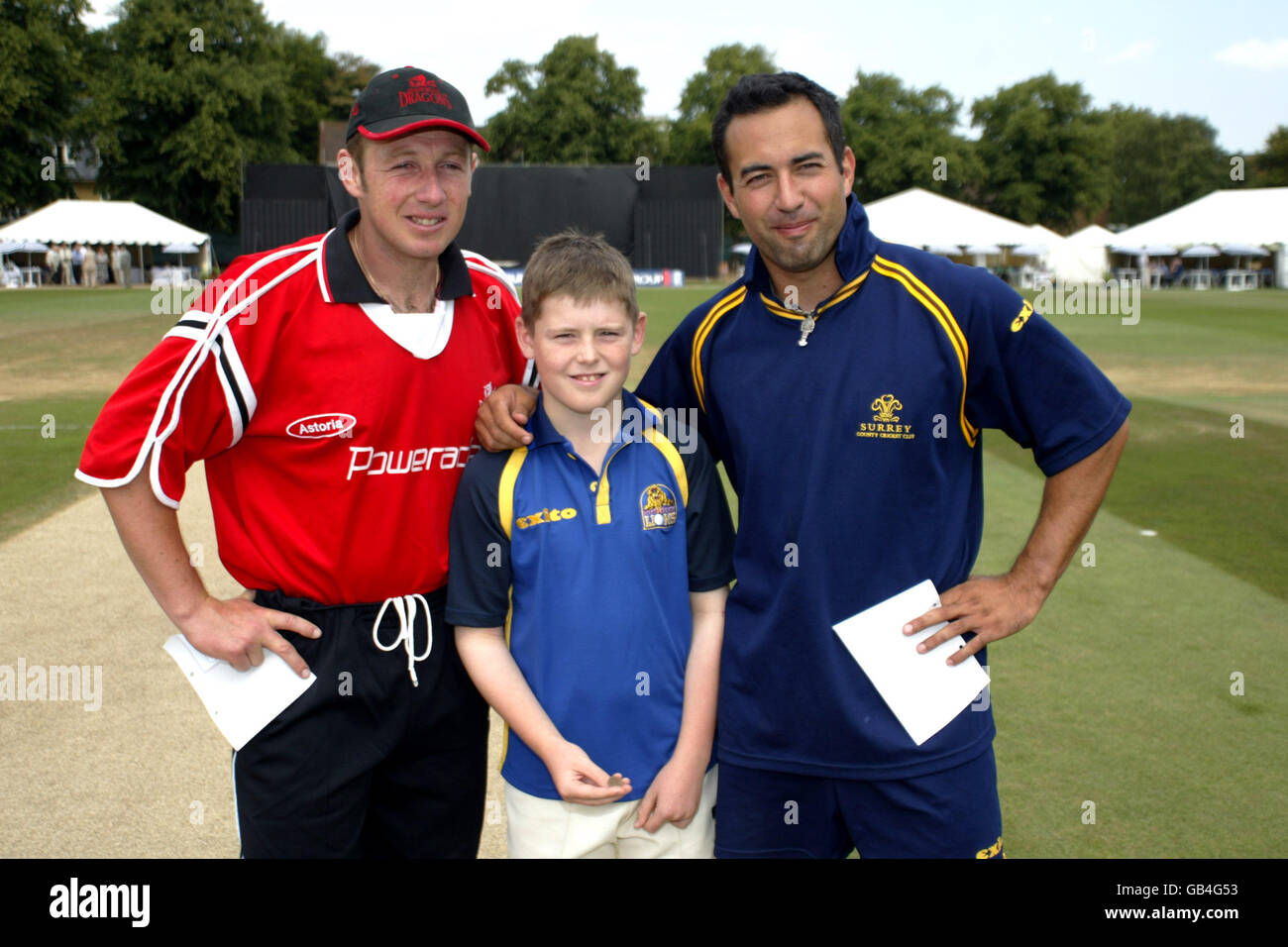 Cricket - National Cricket League Division One - Surrey / Glamorgan. Maskottchen Elliott Daly mit Surreys Kapitän Adam Hollioake und Glamorgans Robert Croft Stockfoto