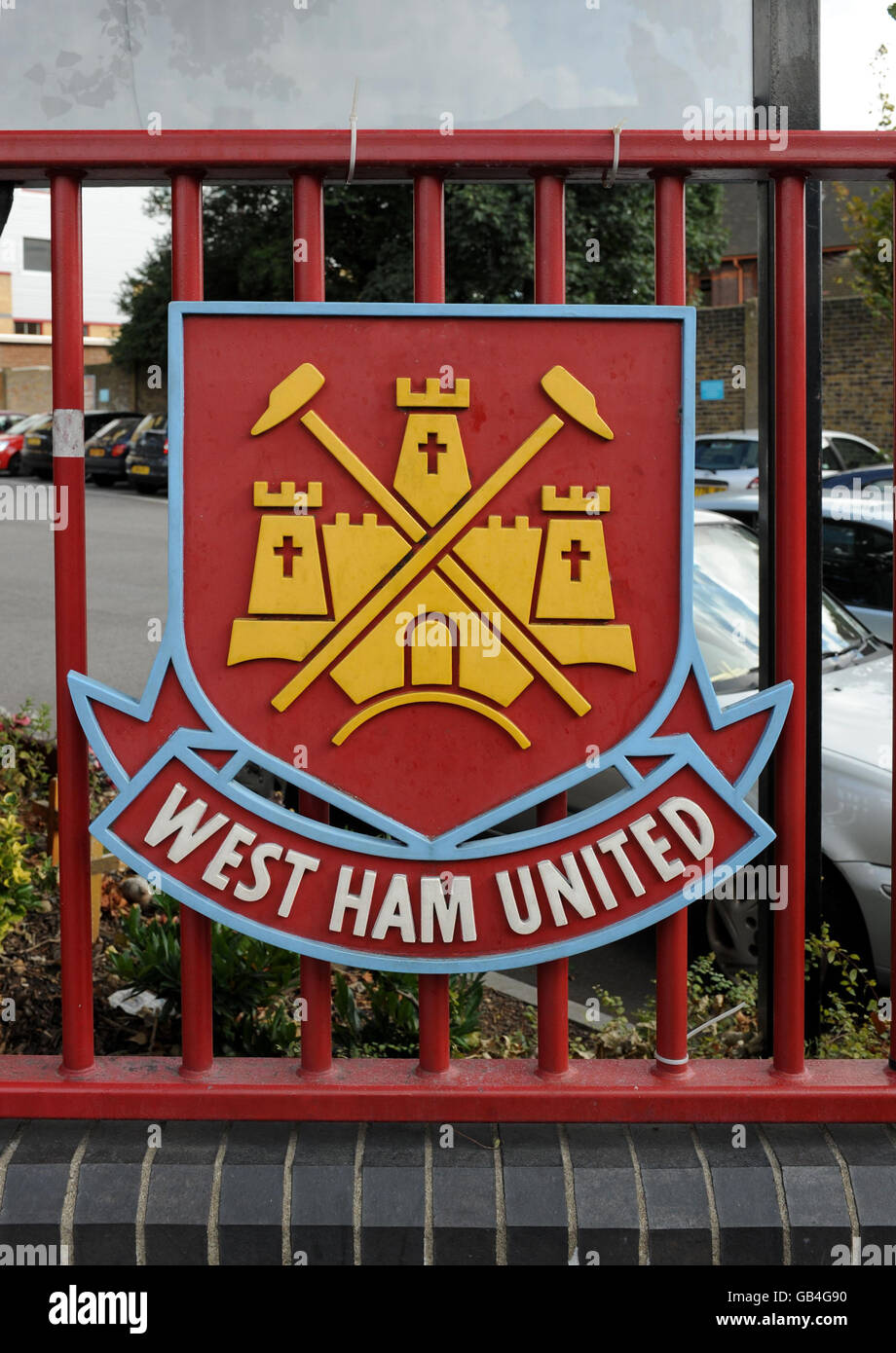 Generischer Bestand: Das Vereinslogo vor dem Upton Park Ground des West Ham United FC. Stockfoto