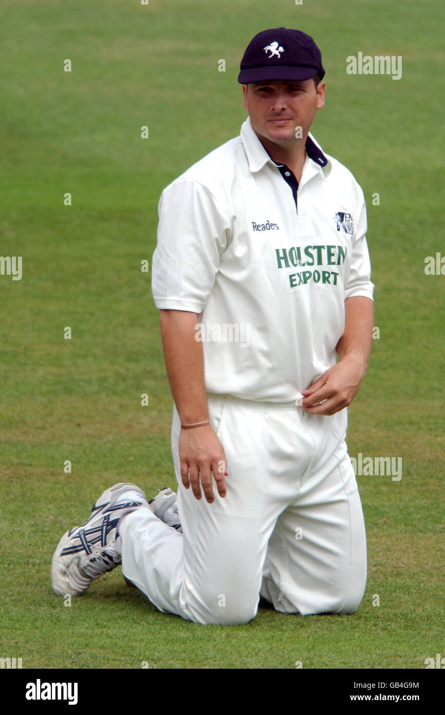 Cricket - Frizzell County Championship - Division One - Surrey V Kent. Mark Ealham von Kent nimmt eine Pause vom Geschehen ein Stockfoto