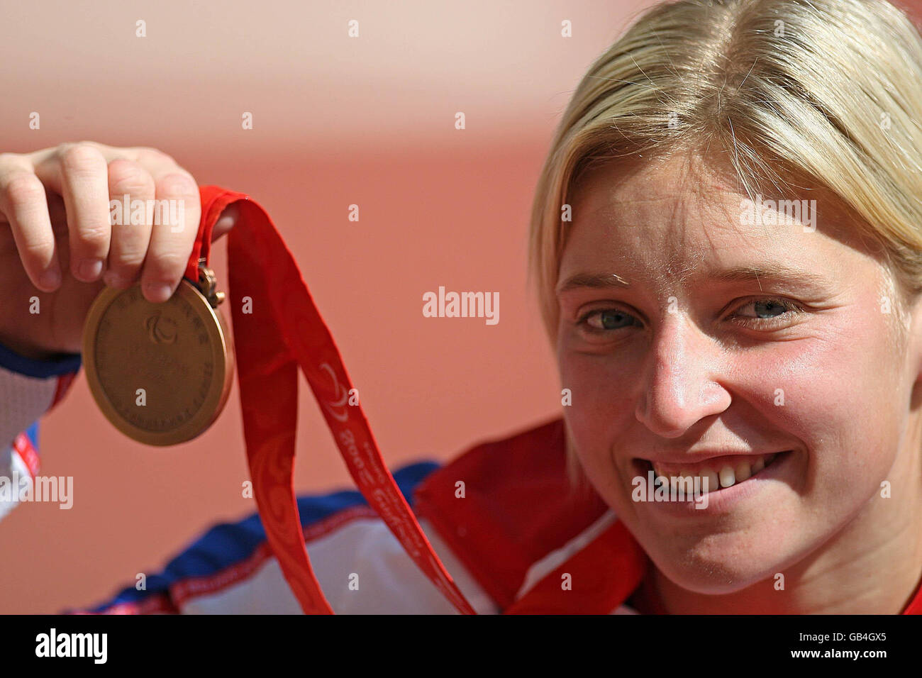 Großbritannien Shelley Woods, nachdem sie Bronze beim Wiederlauf des 5000-M-T54-Finales der Frauen im Nationalstadion bei den Paralympischen Spielen in Peking 2008 in China gewonnen hatte. Stockfoto