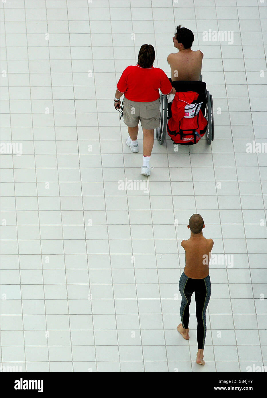 Die Wettkämpfer bereiten sich auf die Herren 4X50M Medley Heats im National Acquatic Center, Peking vor. Stockfoto