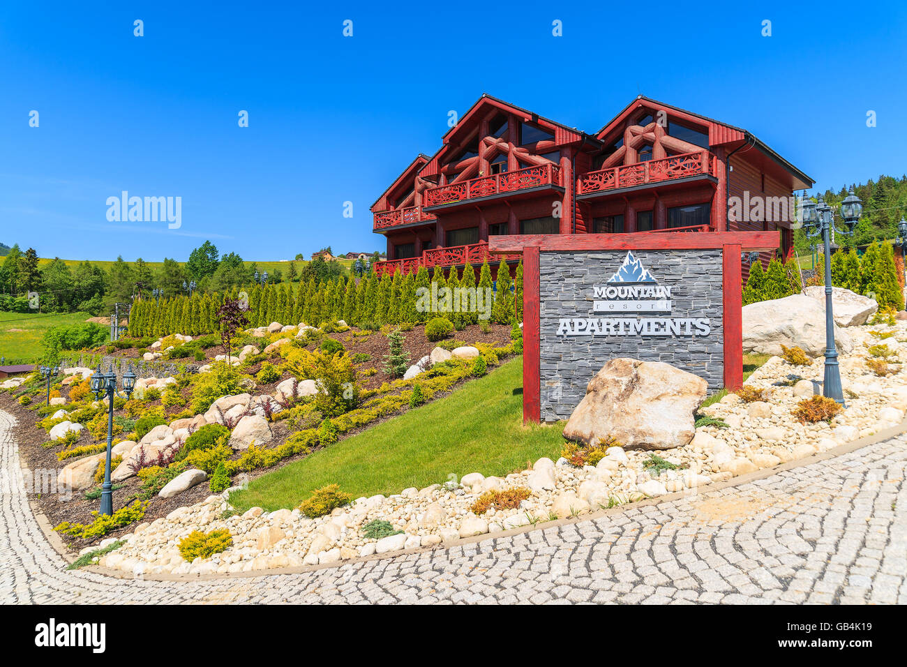 ZDIAR Dorf, Slowakei - 13. Juni 2015: Hölzerne Luxuschalets eines Hotels auf Straße von Zdiar Dorf im Tatra-Gebirge im Sommer Stockfoto