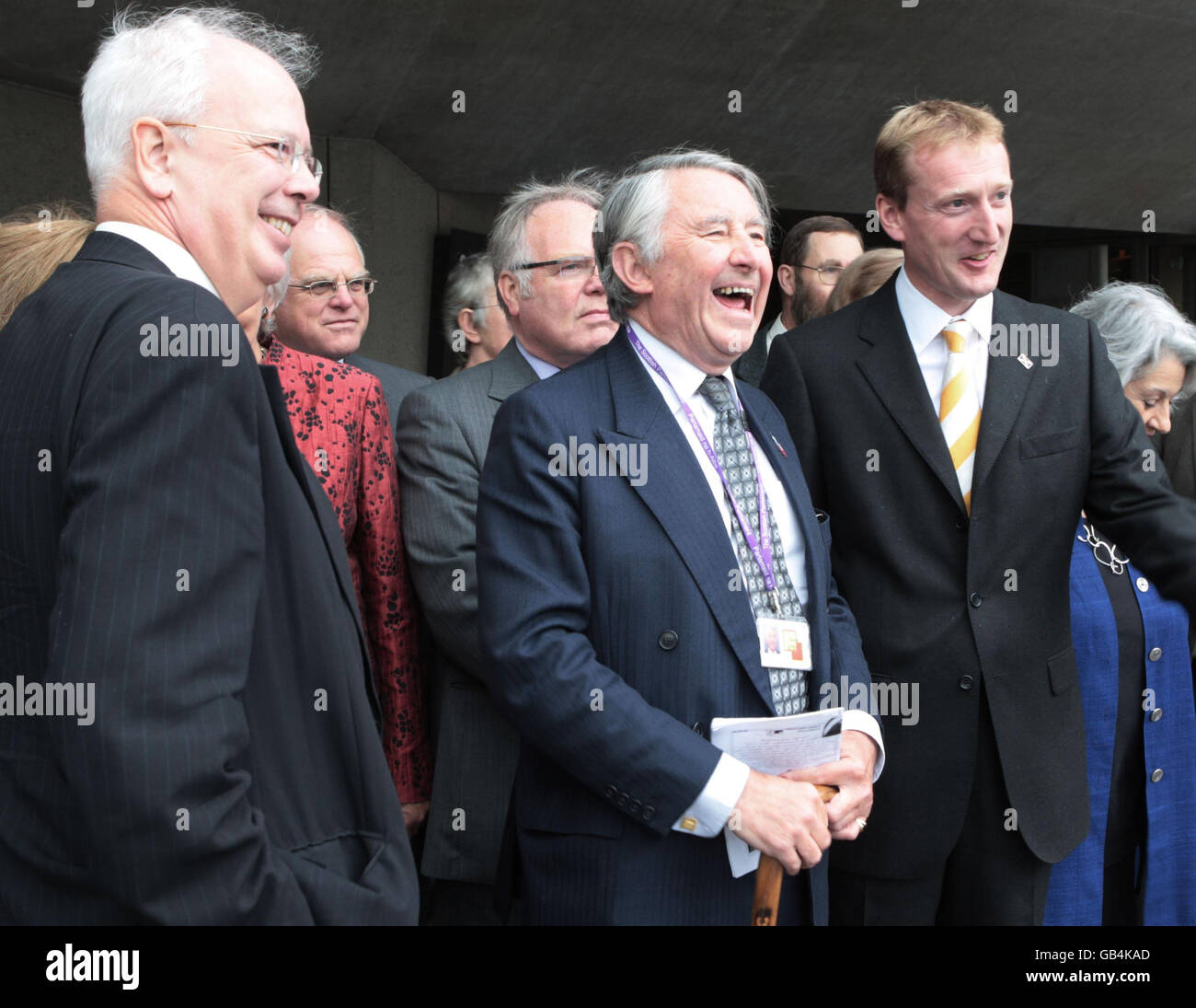 Der Vorsitzende der Liberaldemokraten in Schottland, Tavish Scott (rechts), begrüßt eine Delegation von 14 liberal-demokratischen Lords im schottischen parlament in Edinburgh. Zu den Gastkollegen gehören der ehemalige schottische Parteivorsitzende Lord Wallace (links) und der ehemalige Vorsitzende Lord Steel (Mitte). Stockfoto