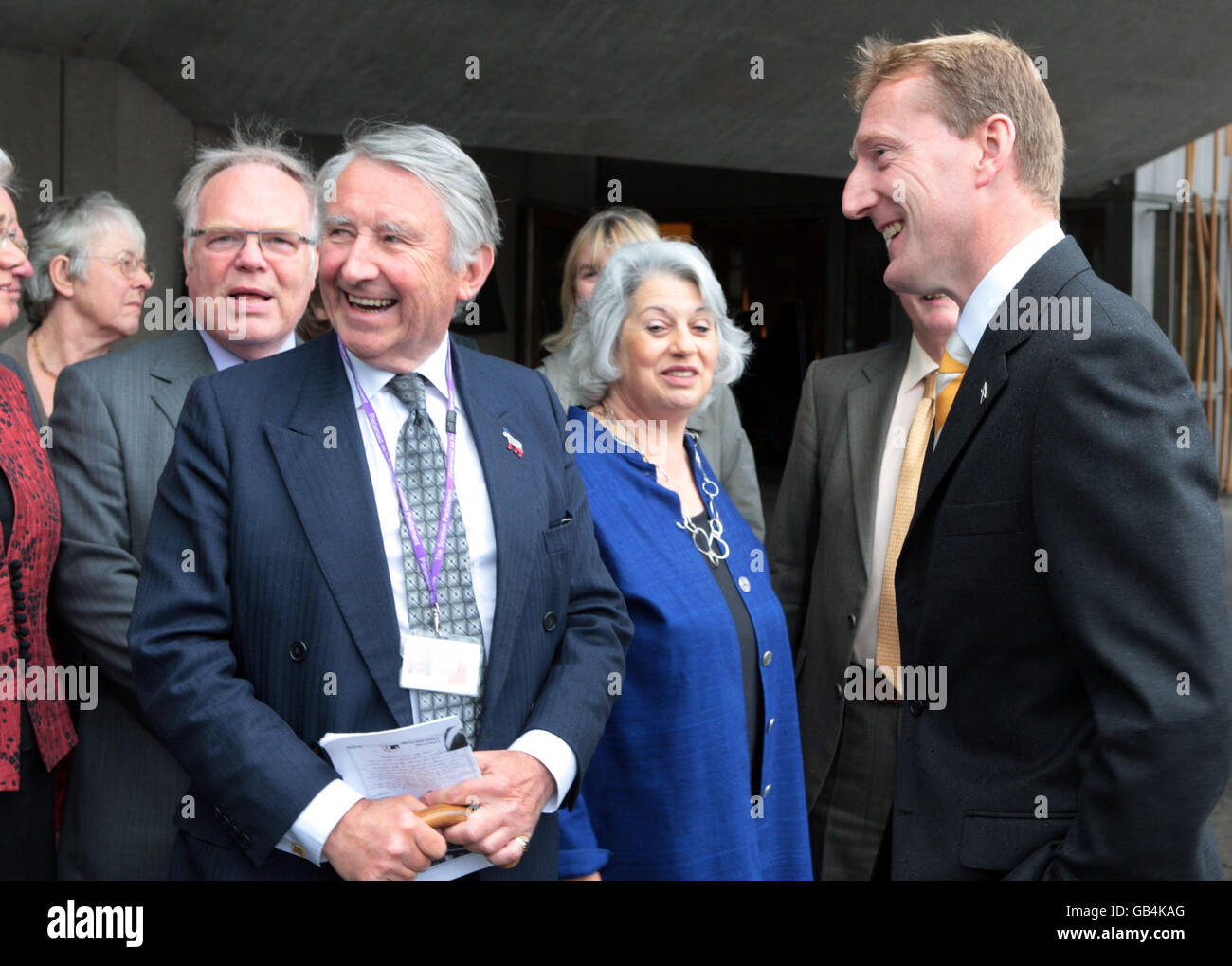 Der Vorsitzende der Liberaldemokraten in Schottland, Tavish Scott (rechts), begrüßt eine Delegation von 14 liberal-demokratischen Lords im schottischen parlament in Edinburgh. Zu den Gastkollegen gehören der ehemalige Vorsitzende Lord Steel (links). Stockfoto
