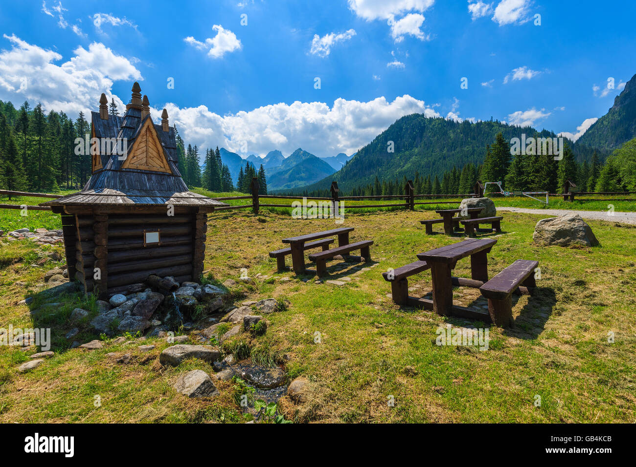 Picknick-Tische Gasthaus grüne Sommerlandschaft der hohen Tatra, Slowakei Stockfoto