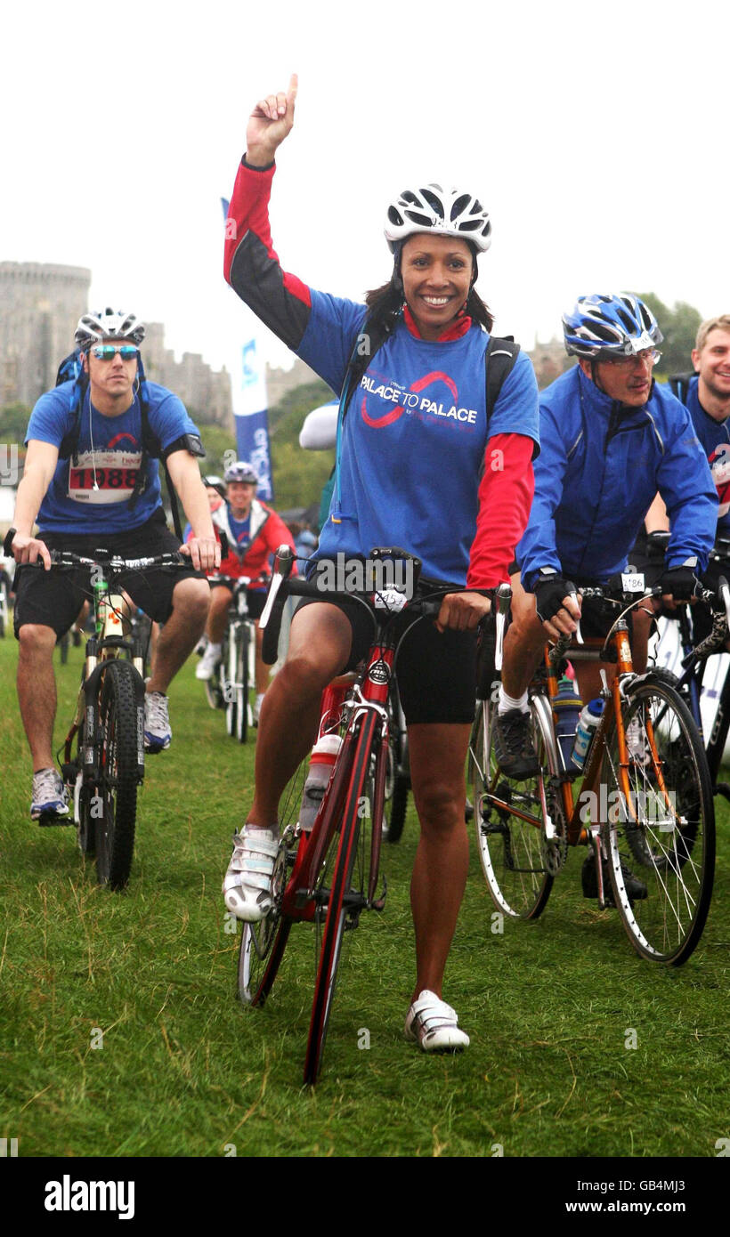 Dame Kelly Holmes begleitet 3,000 weitere Radfahrer auf einer 45 Meilen langen Radtour vom Buckingham Palace im Zentrum von London nach Windsor Castle, um Geld für die Jugendhilfe Prince's Trust zu sammeln. Stockfoto