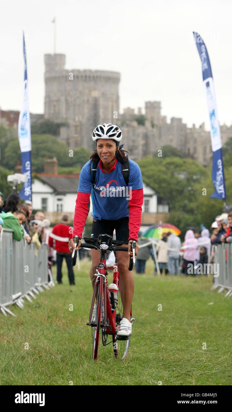 Dame Kelly Holmes begleitet 3,000 weitere Radfahrer auf einer 45 Meilen langen Radtour vom Buckingham Palace im Zentrum von London nach Windsor Castle, um Geld für die Jugendhilfe Prince's Trust zu sammeln. Stockfoto