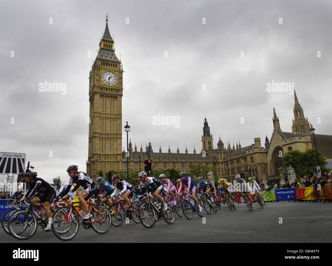 Radfahrer passieren den Parliament Square während der ersten Etappe des Tour of Britain Cycle Race in London. Stockfoto