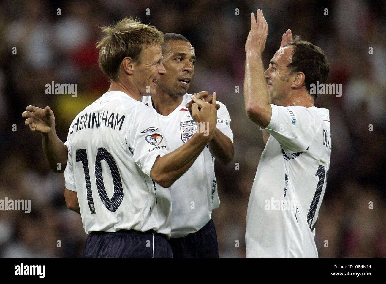 Terry Sheringham (links) feiert mit des Walker (Mitte) und Angus Deayton (rechts) beim Benefizspiel Soccer Aid 2008 im Wembley Stadium, London. Stockfoto