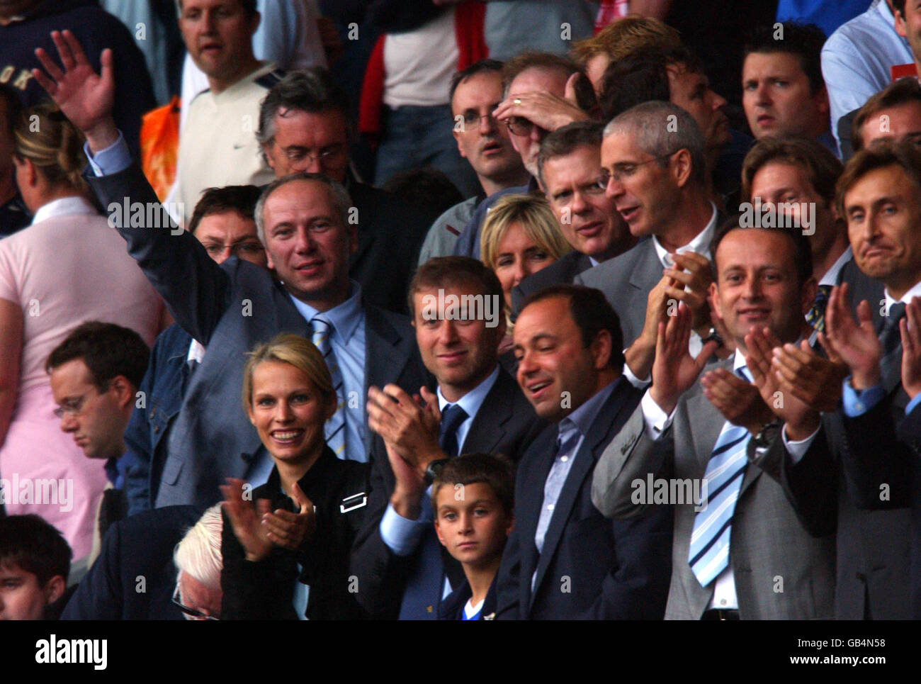 Fußball - FA Barclaycard Premiership - Liverpool gegen Chelsea. Chelsea Besitzer Roman Abramovich (Mitte) mit Frau Irina und anderen Mitgliedern seiner Umgebung Stockfoto
