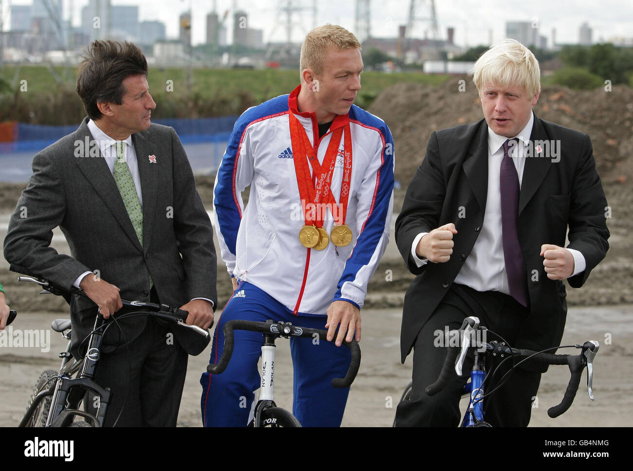 London Organizing Committee for the Olympic Games, Vorsitzender SebCoe, links, britischer dreifacher Goldmedaillengewinner Chris Hoy und Bürgermeister von London Boris Johnson besuchen den Standort des neuen London 2012 VeloPark, der die Radsportveranstaltungen bei den Olympischen Spielen 2012 in London ausrichten wird. Stockfoto