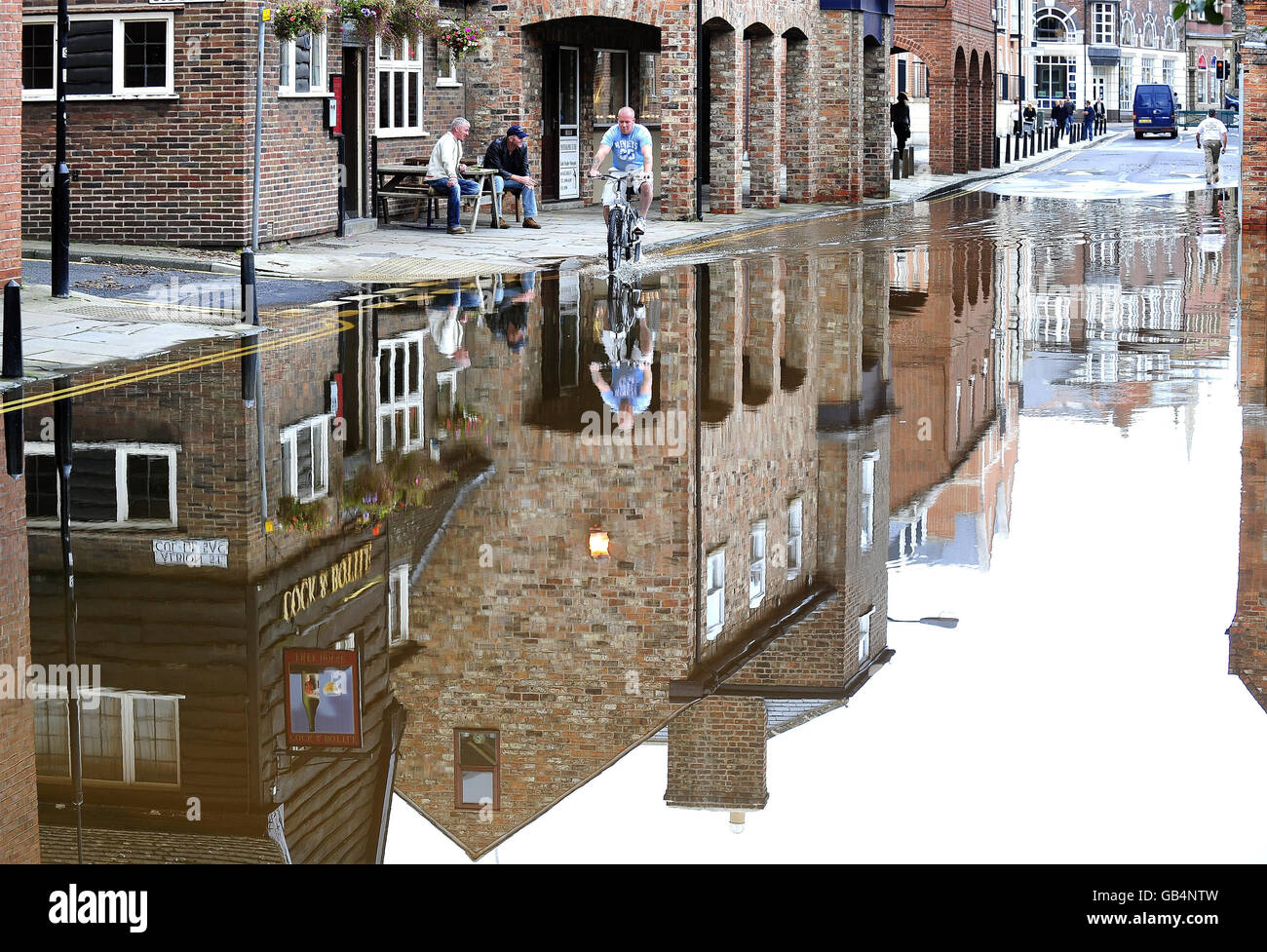 Überflutete Straßen in der Nähe des Stadtzentrums von York, als der Fluss Ouse Überschwemmungen nach sintflutartigen Regenfällen am Wochenende verursachte. Stockfoto