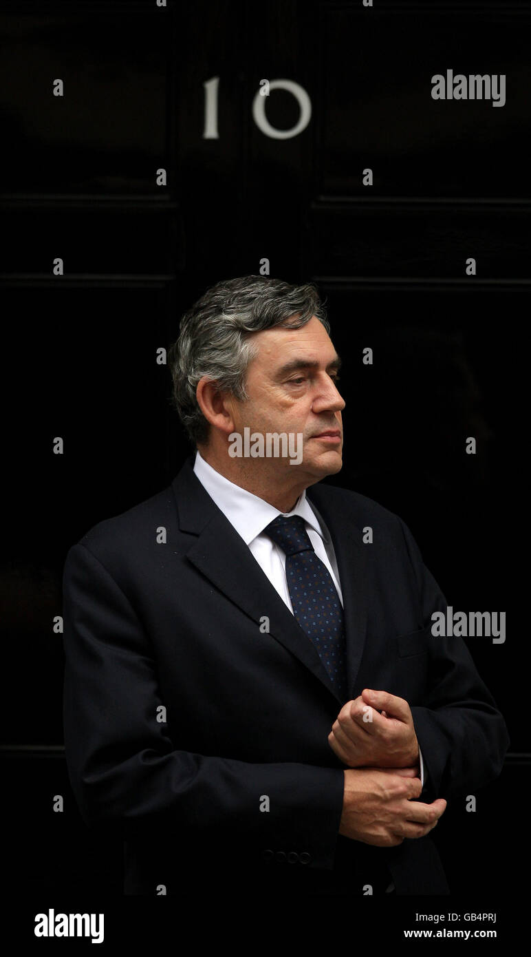 Der britische Premierminister Gordon Brown vor seinem Treffen mit dem italienischen Premierminister Silvio Berlusconi unter der Nummer 10, Downing Street, London. Stockfoto