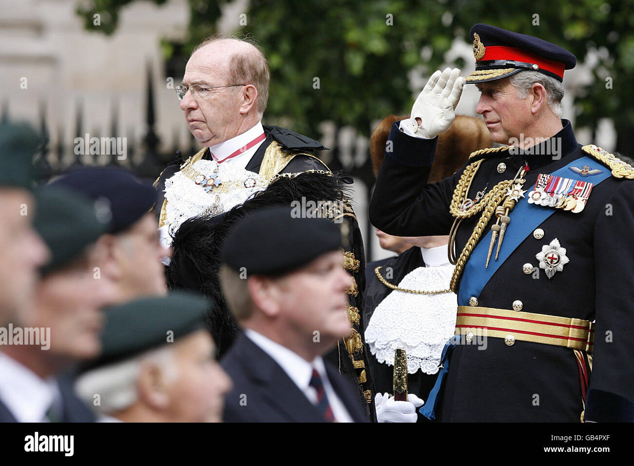 Der Prinz von Wales grüßt als Veteranen marschieren von St. Paul's Cathedral in die Guildhall, um Soldaten und Frauen zu gedenken, die in Nordirland während der militärischen Kampagne, Operation Banner, dienten. Stockfoto