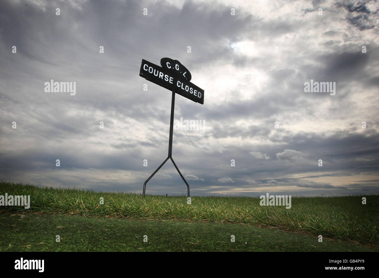 Ein Kurs geschlossen Schild in der Nähe von Buddon Golf Course, in Angus, wo ein verbrannter Körper wurde gegen 6.40 Uhr entdeckt, sagte Tayside Polizei. Stockfoto