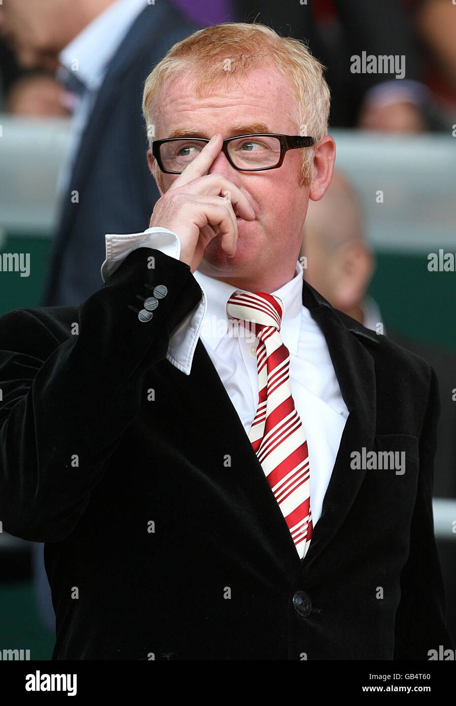 TV- und Radio-Moderator und Liverpool-Fan Chris Evans nimmt vor dem Anpfiff Platz in den Tribünen. Stockfoto