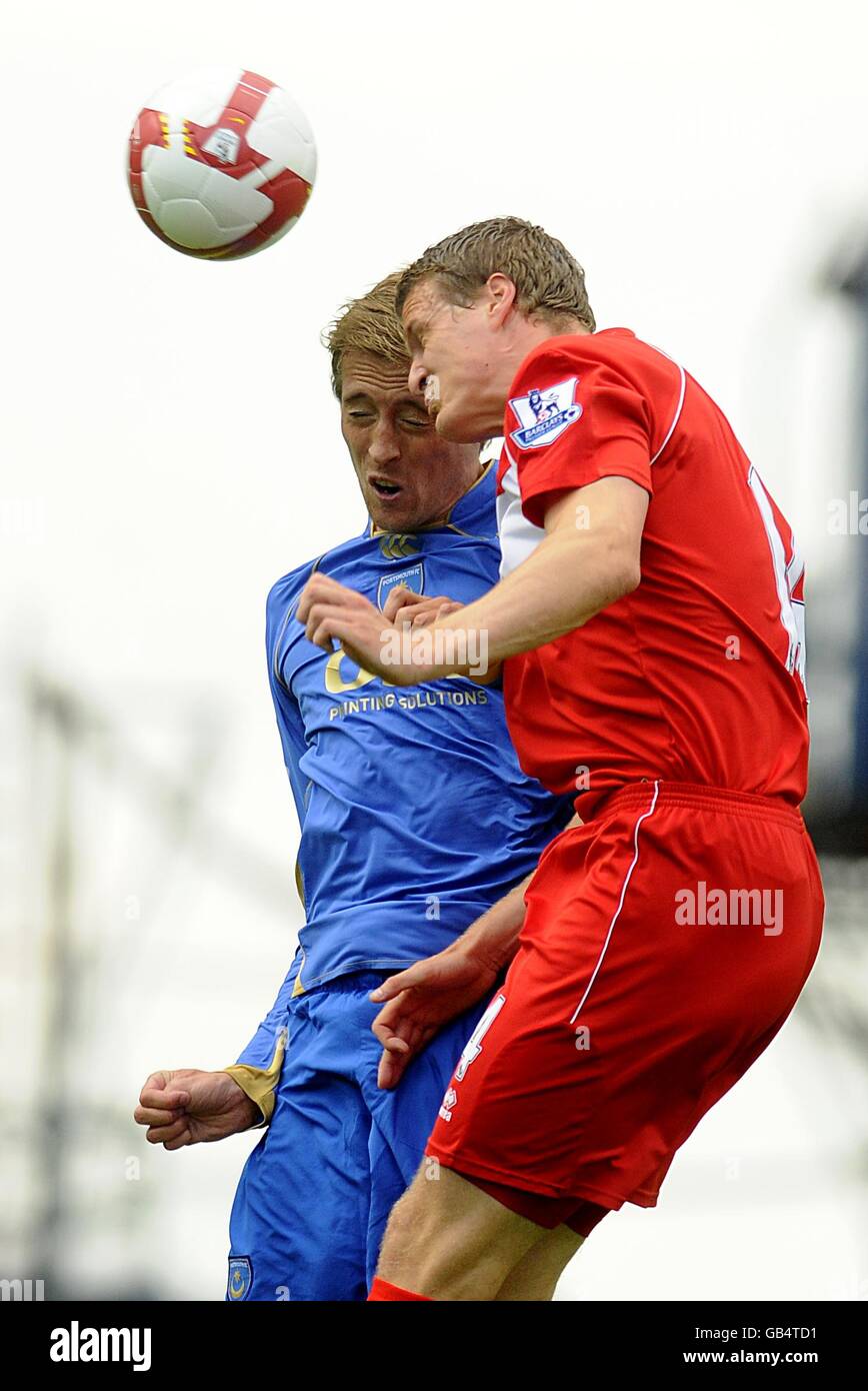 Fußball - Barclays Premier League - Portsmouth gegen Middlesbrough - Fratton Park. Robert Huth von Middlesbrough (r) und Peter Crouch von Portsmouth kämpfen um den Ball Stockfoto