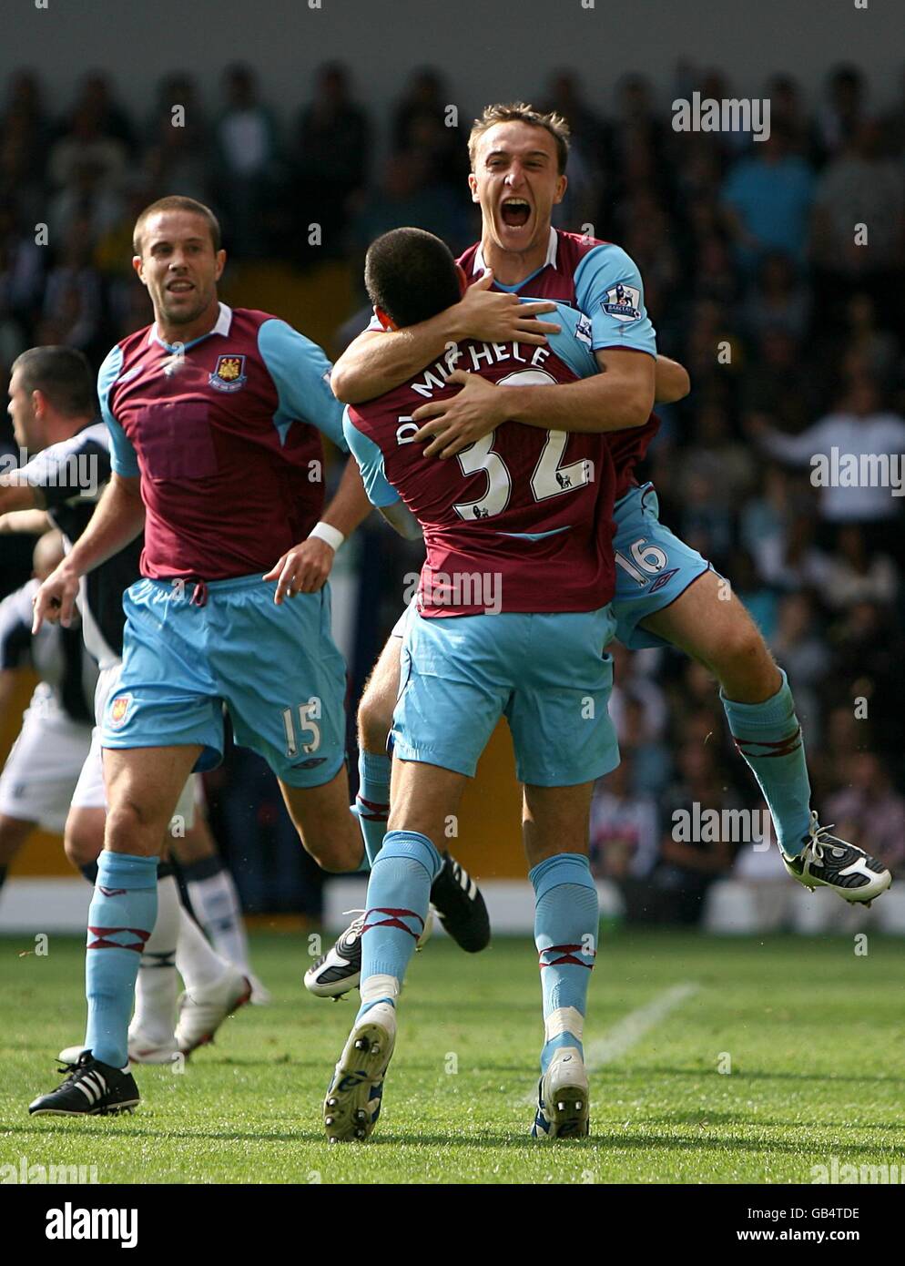 Mark Noble von West Ham United feiert, dass er seine Seite zuerst punktet Ziel des Spiels mit Teamkollegen Matthew Upson (l) und David Di Michele Stockfoto