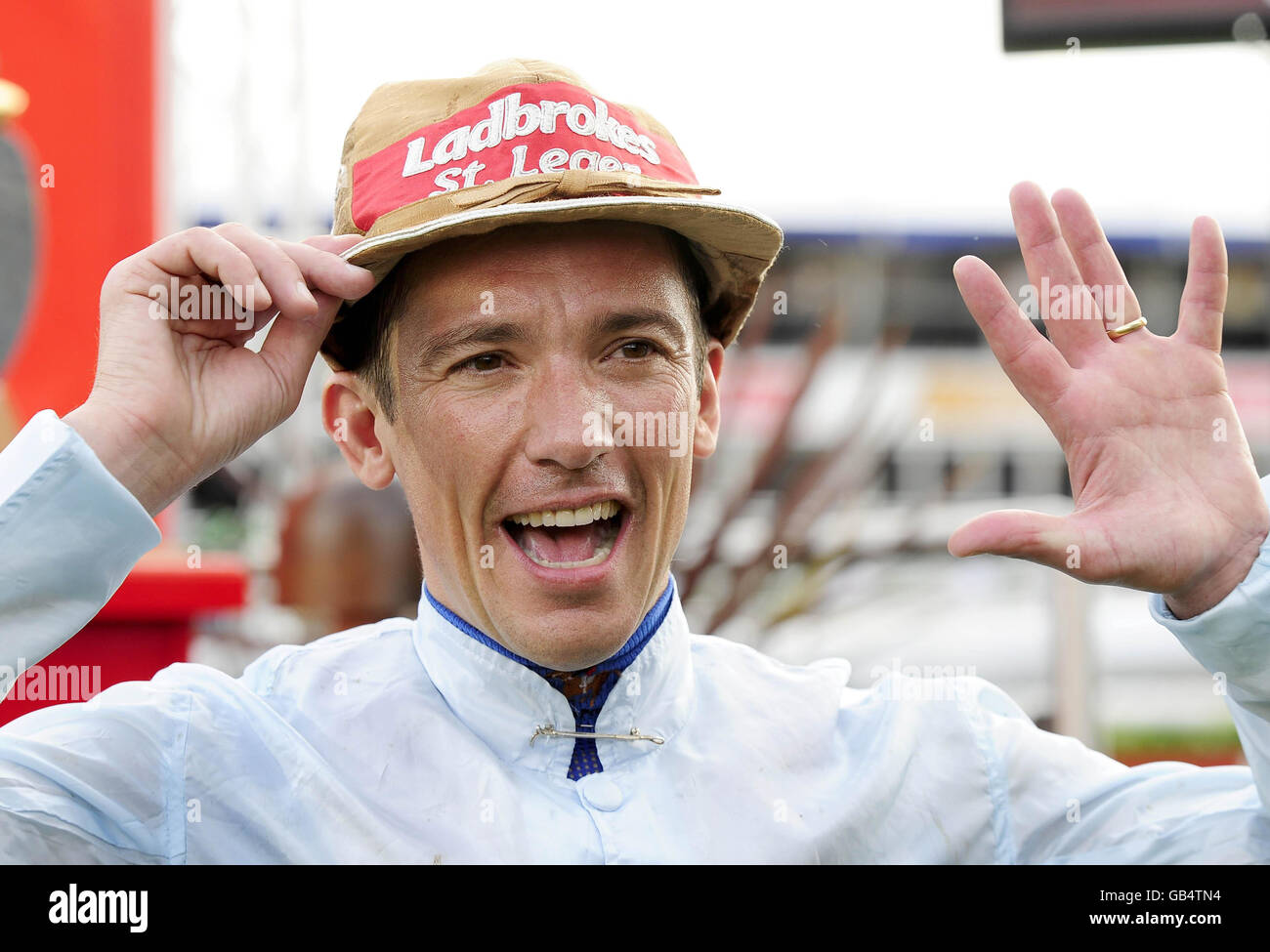 Frankie Dettori feiert, nachdem Conduit das Ladbrokes St. Leger Race beim Ladbrokes St. Leger Day auf der Doncaster Racecourse gewonnen hat. Stockfoto