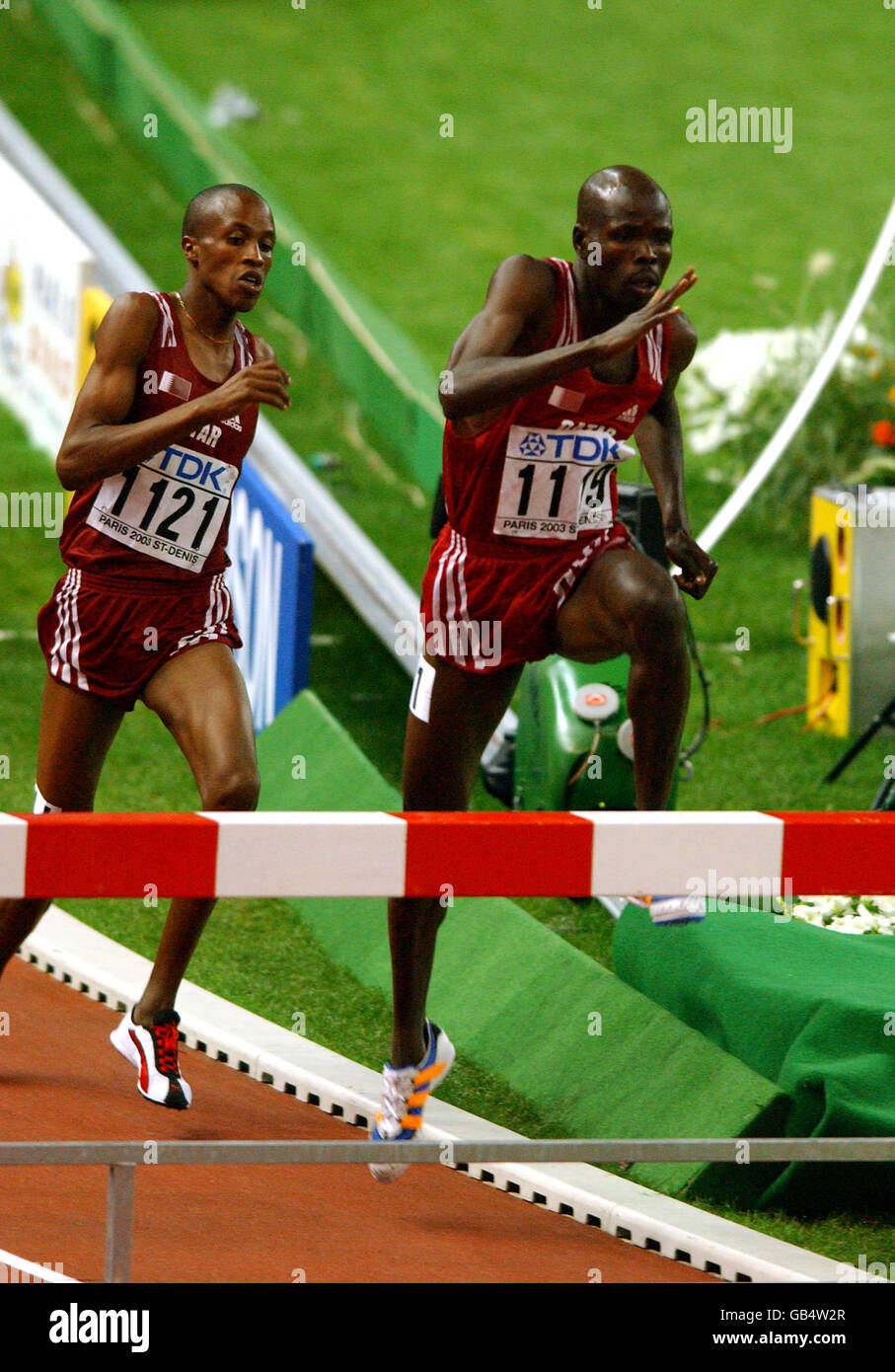 Leichtathletik - IAAF Leichtathletik-Weltmeisterschaften - Paris 2003 - Steeplechase der Männer über 3000 m. Katars Khamis Abdullah Saifeldin (1119) führt vor dem Landsmann Saif Saaeed Shaheen (1121) Stockfoto