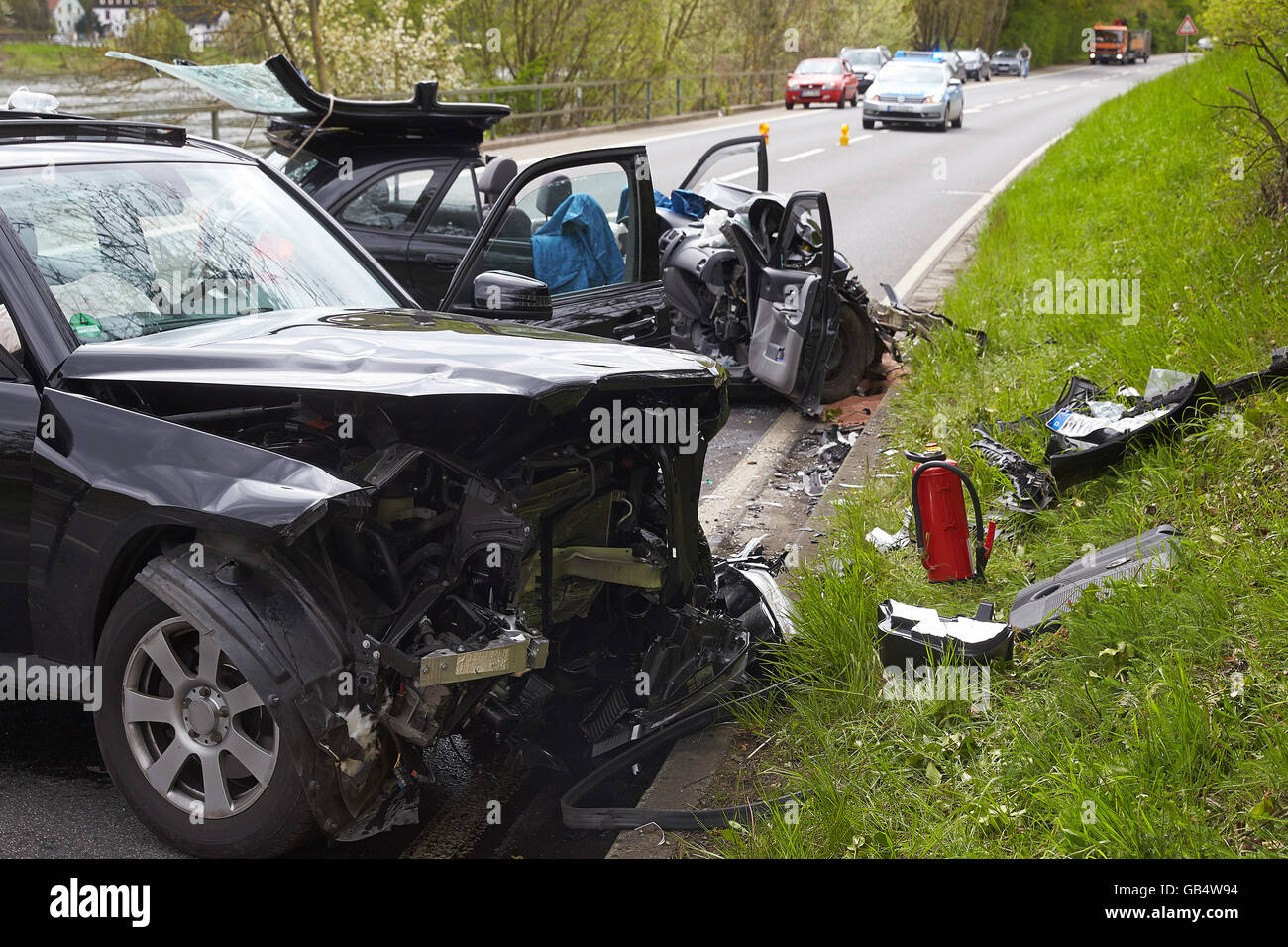 Autowracks bei Verkehrsunfall, Highway 416 in der Nähe von Winningen, Rheinland-Pfalz, Deutschland Stockfoto