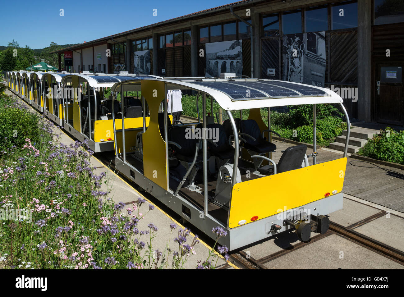 Weltweit erste solar Trolley, Solardraisine Überwaldbahn, Elektro-Hybrid-Schienenfahrzeug, auf die geschützte Bahnstrecke zwischen Stockfoto