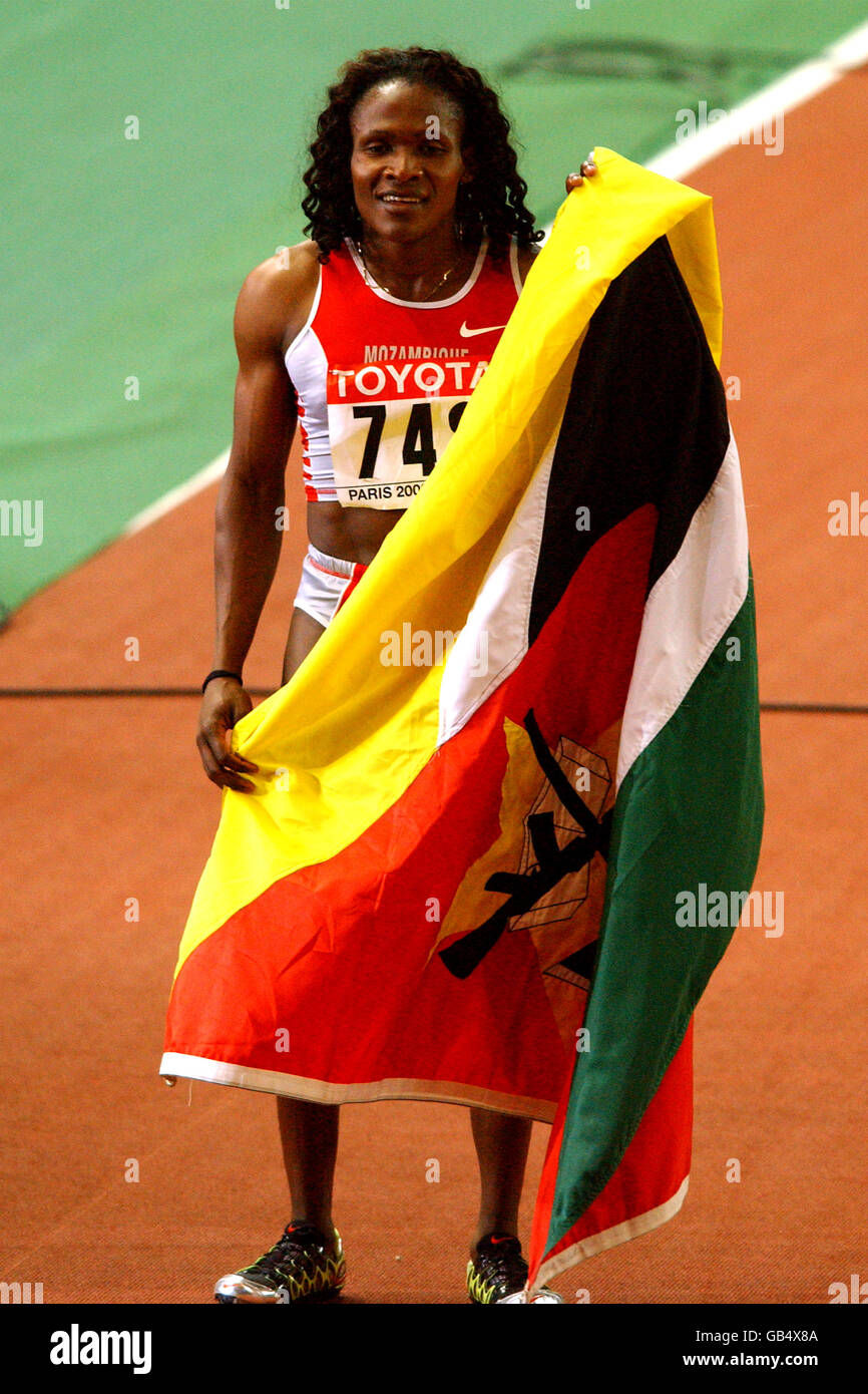 Leichtathletik - IAAF Leichtathletik-Weltmeisterschaften - Paris 2003 - 800-m-Finale der Frauen. Die mosambikanische Maria de Lourdes Mutola feiert den Gewinn der Goldmedaille auf 800 Metern Stockfoto