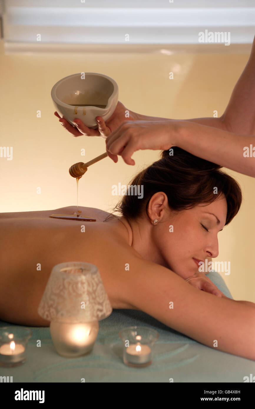 Frau, 35, eine Massage mit Honig Stockfoto