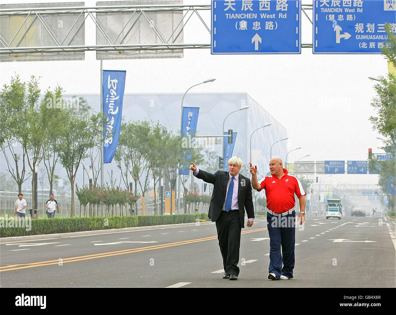 Paralympics - Paralympische Spiele In Peking 2008 - Tag Zehn. Der Bürgermeister von London, Boris Johnson (links), mit dem Chef des britischen Teams, De Mission Phil Lane, in Peking, China. Stockfoto