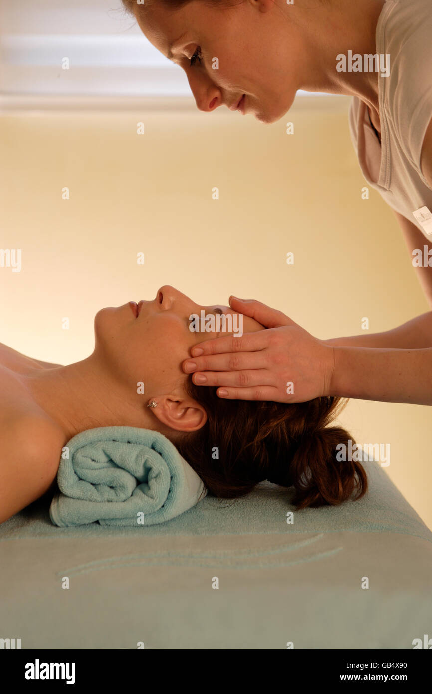 Frau, 35, eine Massage Stockfoto