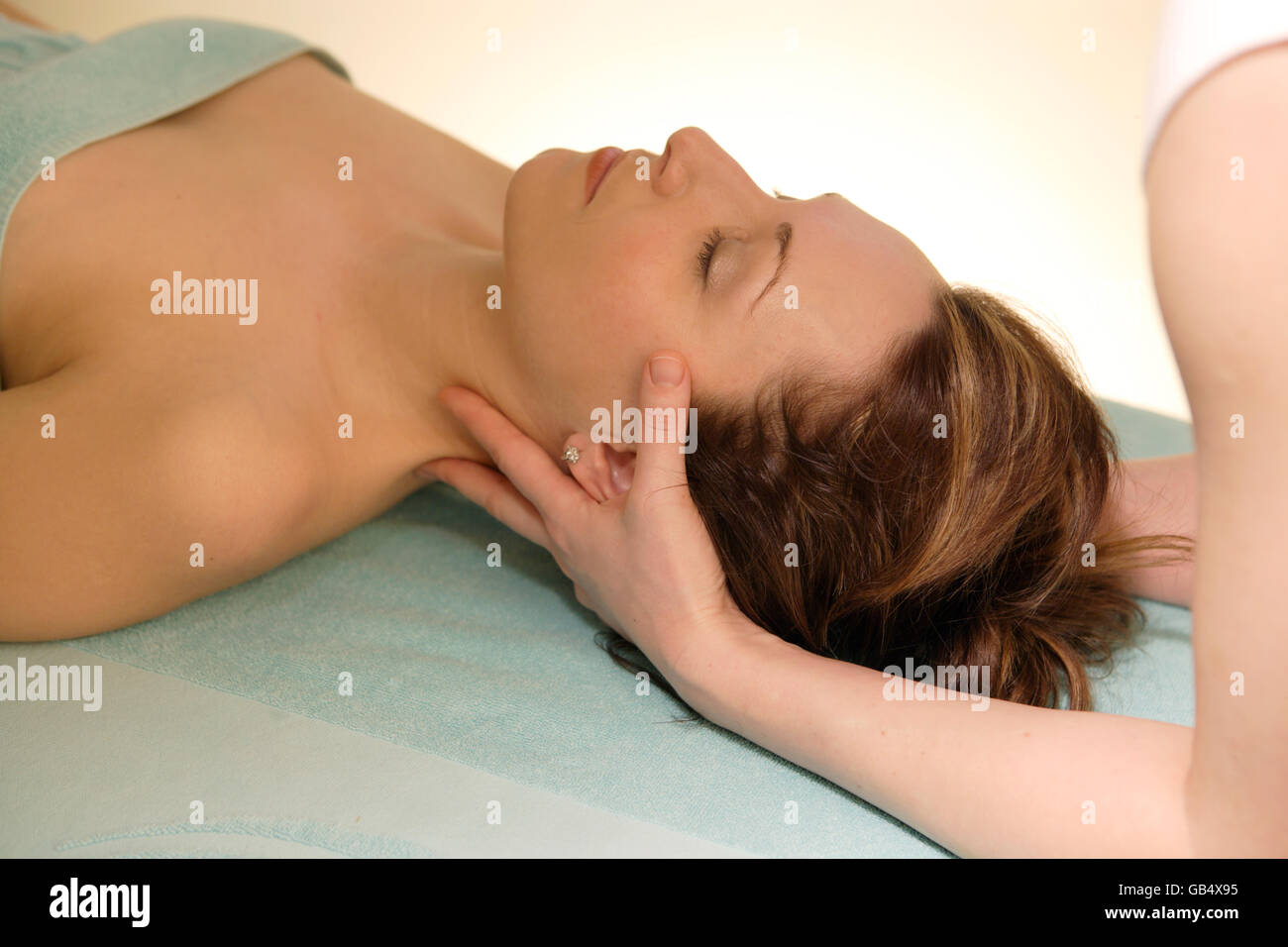Frau, 35, eine Massage Stockfoto