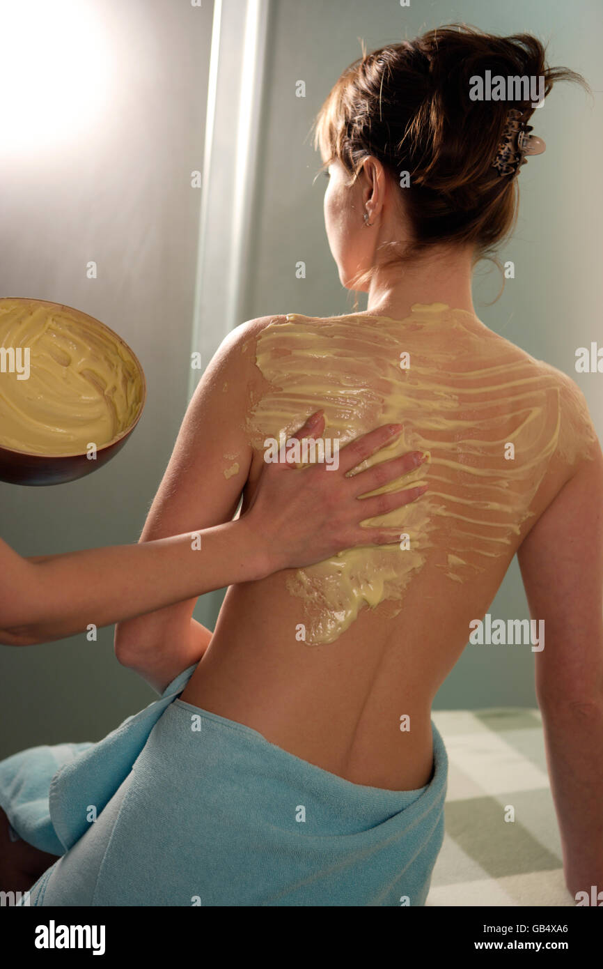 Frau, 35, mit einer Aphrodite Massage aus Molke, Thalasso-Therapie in einem Kurort Stockfoto