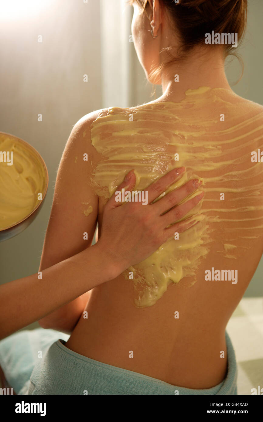 Frau, 35, mit einer Aphrodite Massage mit Molke, Thalasso-Therapie in einem Kurort Stockfoto