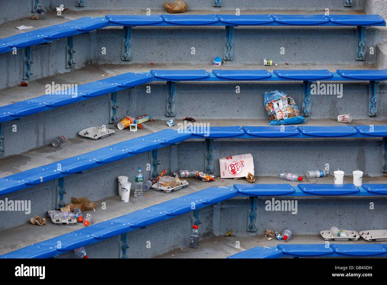 Müll liegen in den Ständen, USTA Billie Jean King National Tenniscenter, New York City, New York, USA, Amerika Stockfoto