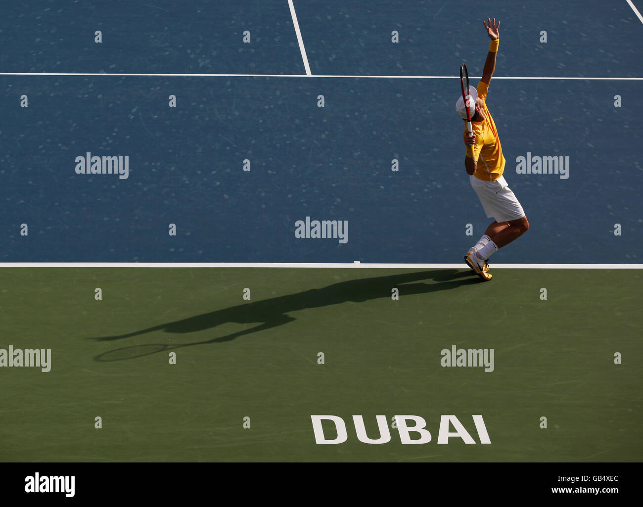 Tschechische Tennisspielerin Tomas Berdych dienen, Dubai Tennis Championships 2011, ATP-Tennisturnier, International Series Stockfoto